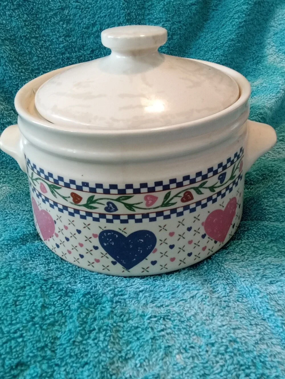 #1330Ceramic Heart Pattern Covered Casserole Pot - White with Blue & Pink Hearts